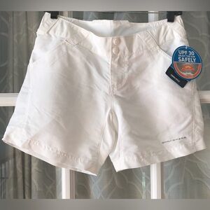 NWT! Women’s Columbia XS PFG white shorts with lots of pockets!
